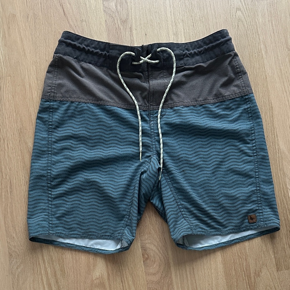 Men's Two-Tone Wave Pattern Board Shorts